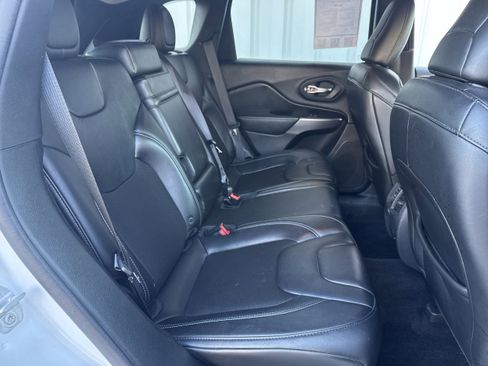 Used 2019 Jeep Cherokee Latitude Plus w/ Comfort/Convenience Group image 12