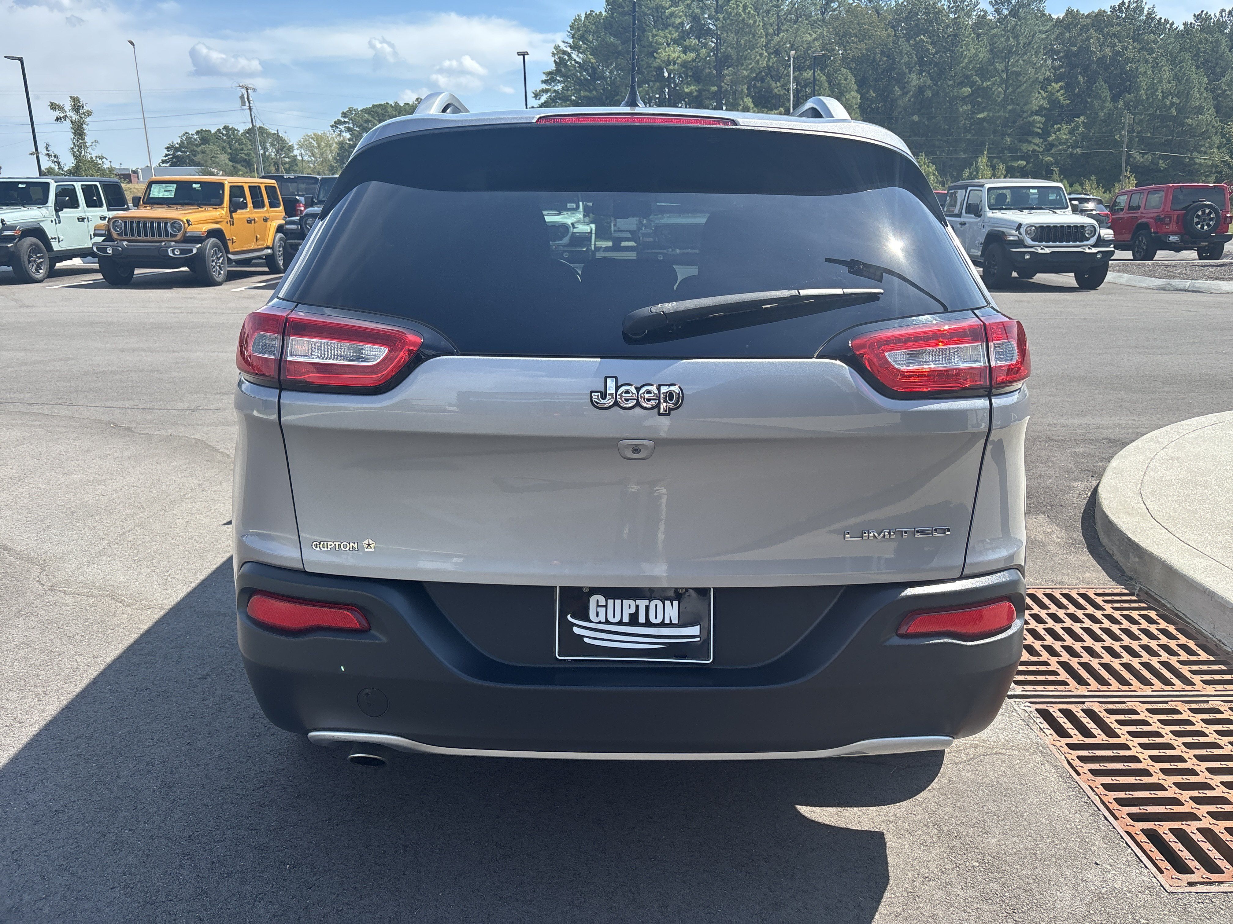Used 2015 Jeep Cherokee Limited FWD image 4