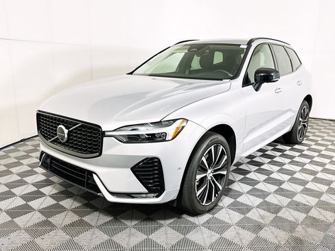 Used 2024 Volvo XC60 B5 Plus AWD/4WD image 7