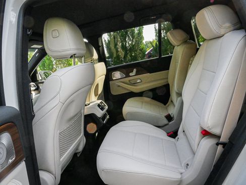 Used 2025 Mercedes-Benz GLS 450 4MATIC image 31