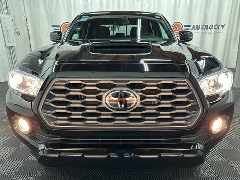 Used 2023 Toyota Tacoma TRD Sport w/ Technology Package image 3