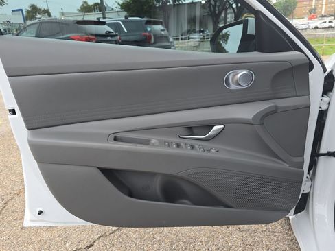 Certified 2024 Hyundai Elantra SE FWD image 24