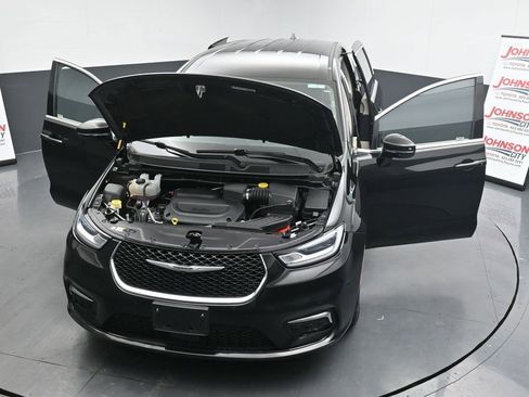 Used 2024 Chrysler Pacifica Touring-L image 40