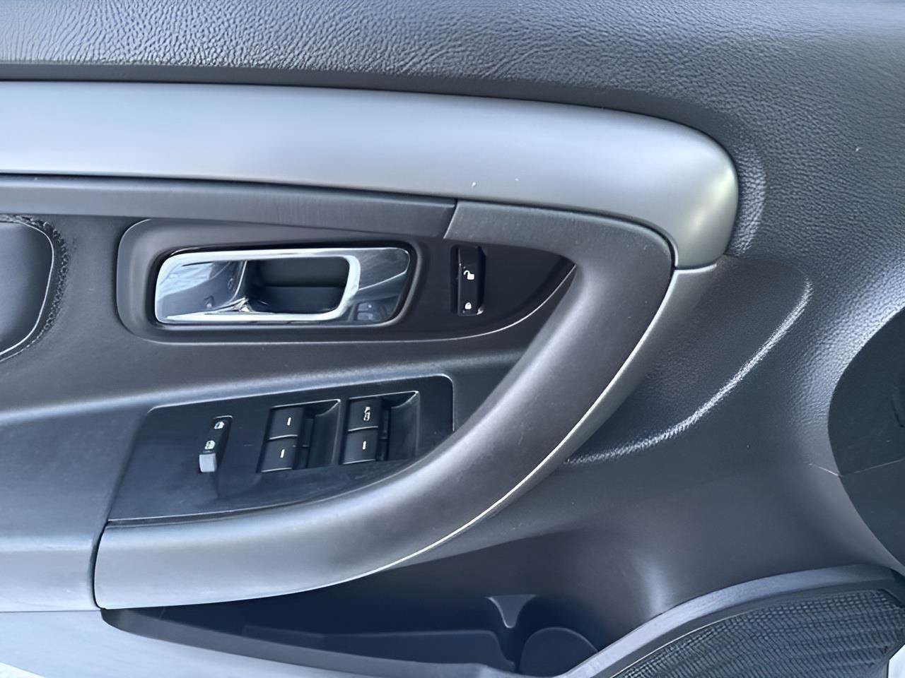 Used 2010 Ford Taurus SEL FWD image 13