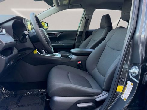 Used 2019 Toyota RAV4 LE w/ Carpet Mat Package image 8