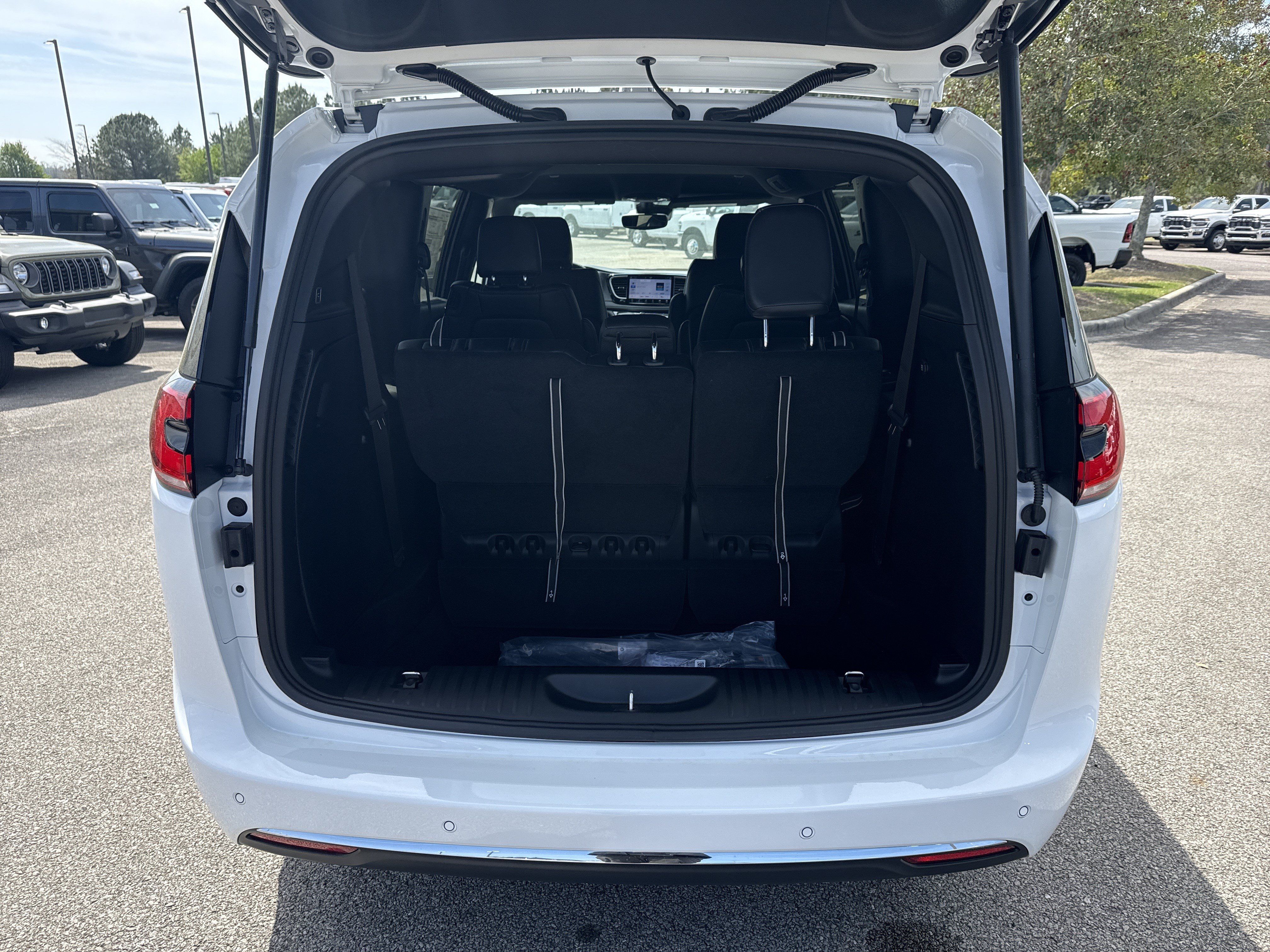 New 2026 Chrysler Pacifica Select FWD image 20