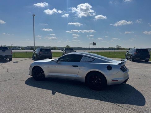 Used 2019 Ford Mustang Coupe w/ Black Accent Package RWD image 10