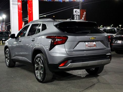 Used 2025 Chevrolet Trax LT w/ LT Convenience Package image 6