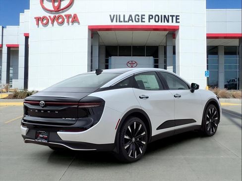 New 2025 Toyota Crown Platinum image 6