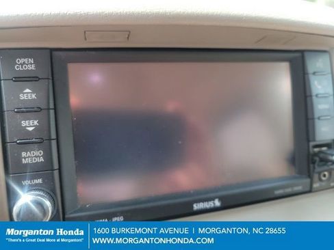 Used 2010 Chrysler Town & Country Limited image 20
