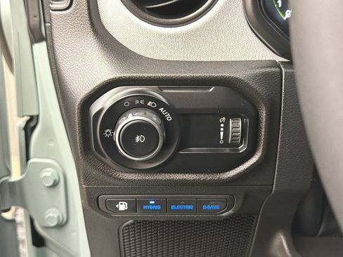 Used 2024 Jeep Wrangler Unlimited image 30