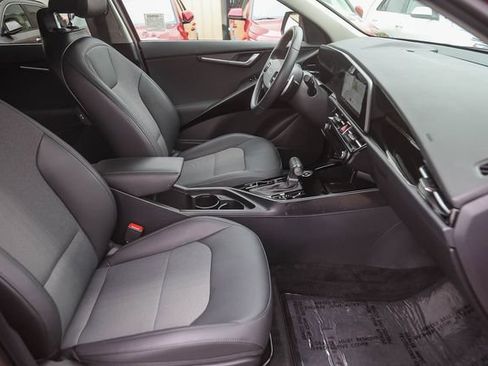 Certified 2025 Kia Niro EX FWD image 18