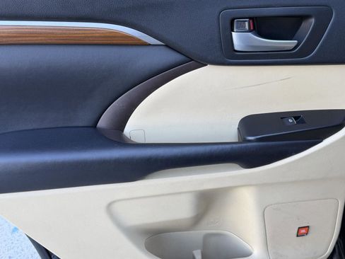 Used 2017 Toyota Highlander Limited image 11