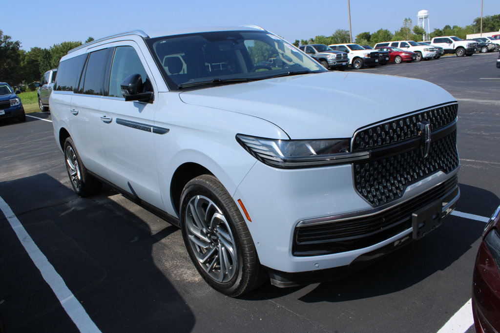 Used 2025 Lincoln Navigator L Reserve AWD/4WD image 2