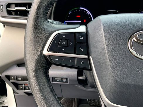 Used 2022 Toyota Sienna XLE image 23