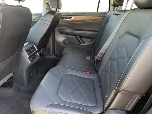 Used 2025 Volkswagen Atlas SE image 14