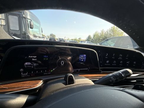 Certified 2024 Cadillac Escalade Premium Luxury AWD/4WD image 18