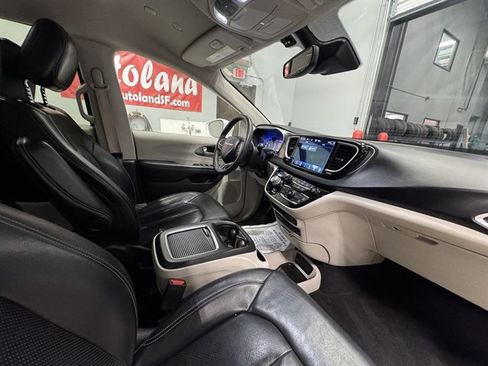 Used 2022 Chrysler Pacifica Touring-L w/ Uconnect Theater Family Group image 11