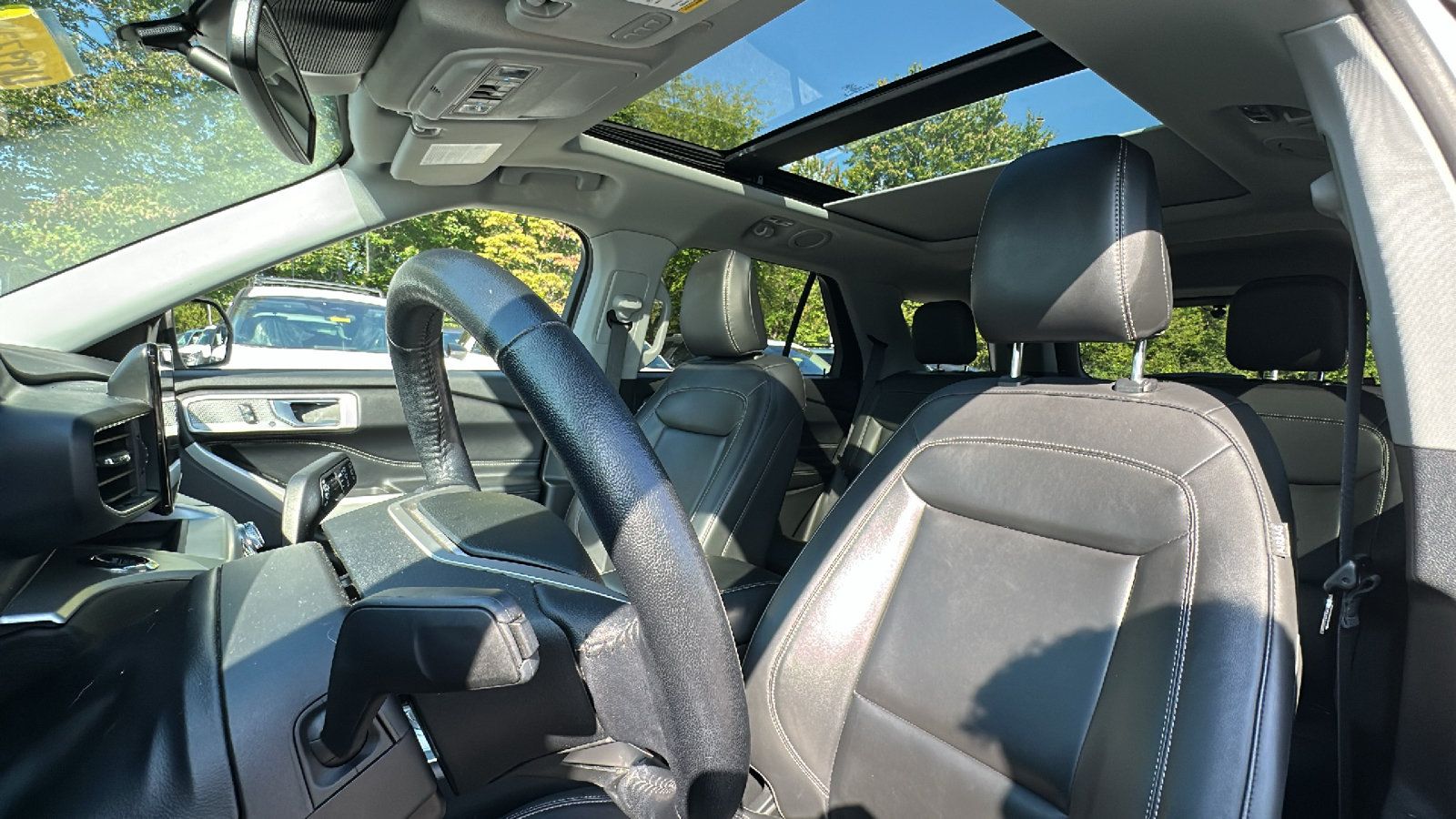 Used 2022 Ford Explorer XLT w/ Equipment Group 202A AWD/4WD image 14