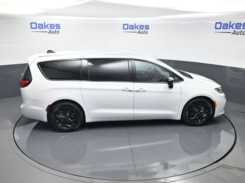 Used 2024 Chrysler Pacifica Limited FWD image 54