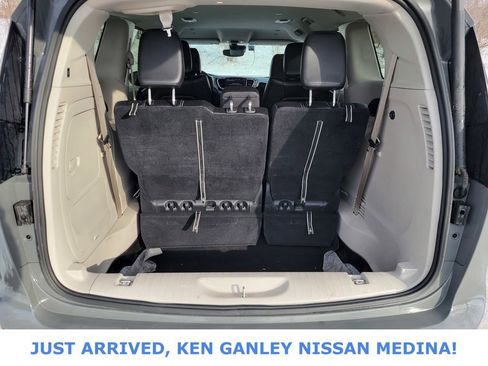 Used 2023 Chrysler Pacifica Touring-L image 17
