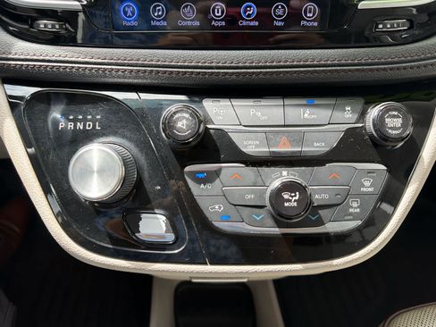 Used 2017 Chrysler Pacifica Limited FWD image 17