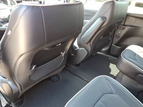 New 2027 Chrysler Pacifica Limited AWD/4WD image 16