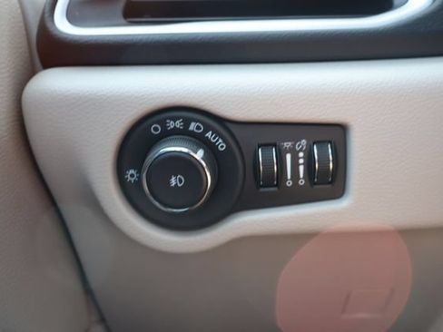 Used 2023 Chrysler Pacifica Touring-L FWD image 20