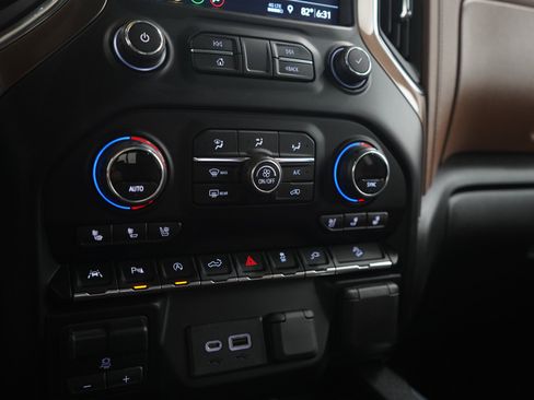 Used 2019 Chevrolet Silverado 1500 High Country w/ Technology Package AWD/4WD image 21