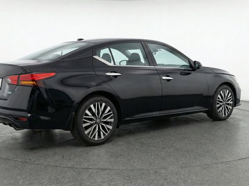 Used 2025 Nissan Altima 2.5 SV image 9