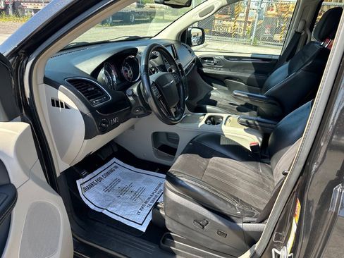 Used 2014 Chrysler Town & Country Touring-L FWD image 14