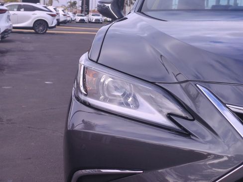 Certified 2025 Lexus ES 300h w/ Premium Package image 11
