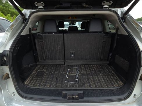 Used 2021 Toyota Highlander XLE AWD/4WD image 16