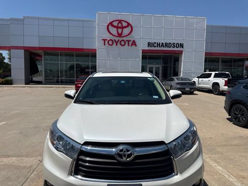 Used 2015 Toyota Highlander XLE FWD image 2