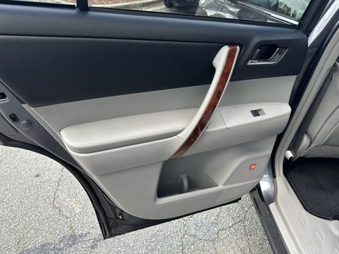 Used 2012 Toyota Highlander Limited w/ Tow Pkg image 26