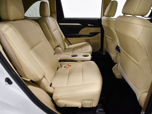 Used 2018 Toyota Highlander XLE image 18