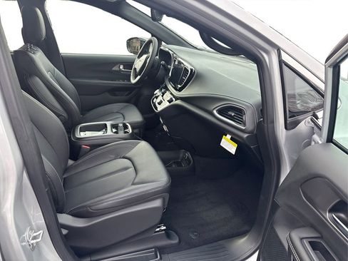 New 2026 Chrysler Pacifica Select image 19