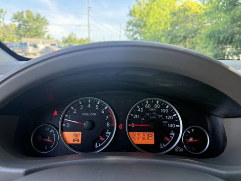 Used 2011 Nissan Pathfinder LE w/ Navigation Pkg image 18