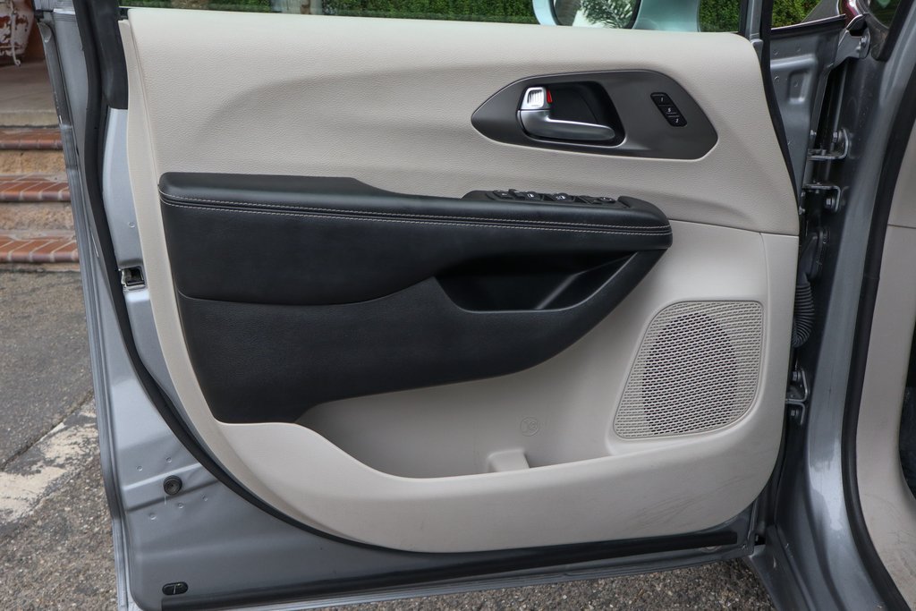 Used 2021 Chrysler Pacifica Touring-L FWD image 14