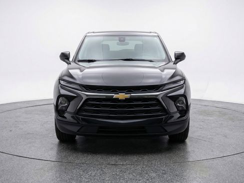 Used 2025 Chevrolet Blazer LT image 2