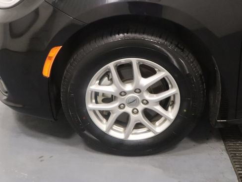 Certified 2024 Chrysler Pacifica Touring-L FWD image 21