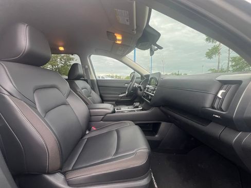Used 2025 Nissan Pathfinder SL AWD/4WD image 10