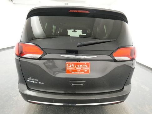 Used 2017 Chrysler Pacifica Touring-L Plus FWD image 8