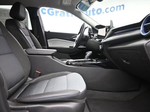 Used 2025 Chevrolet Trax LT w/ LT Convenience Package FWD image 9