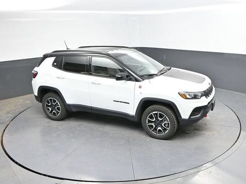 Used 2025 Jeep Compass Trailhawk AWD/4WD image 35