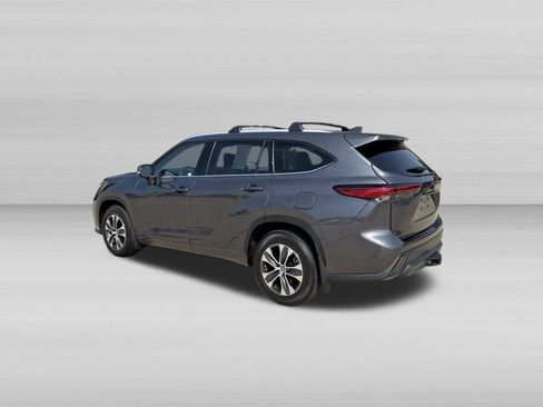 Used 2022 Toyota Highlander XLE AWD/4WD image 8
