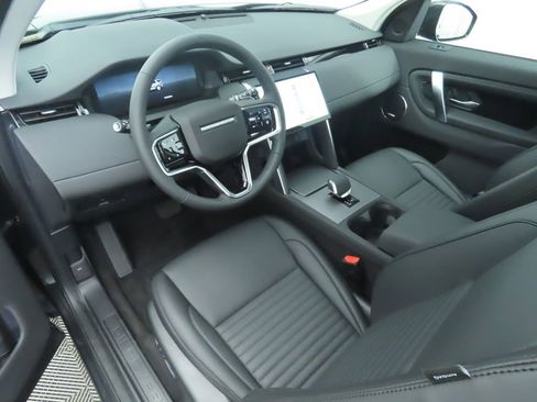 Used 2025 Land Rover Discovery Sport S image 9