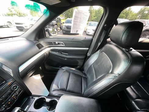 Used 2016 Ford Explorer XLT w/ Equipment Group 202A AWD/4WD image 31
