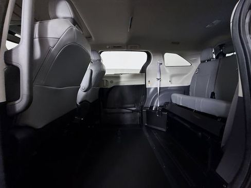 Used 2024 Toyota Sienna XLE w/ XLE Plus Package FWD image 9