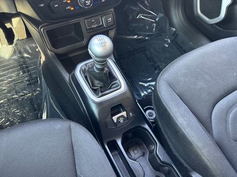 Used 2018 Jeep Renegade Latitude image 17